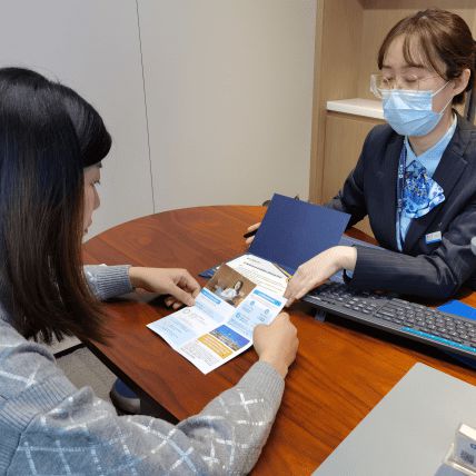 連扳三局展雄風(fēng)，大逆轉(zhuǎn)國(guó)羽勇奪首金；養(yǎng)老服務(wù)暖人心，銀齡歲月映華章